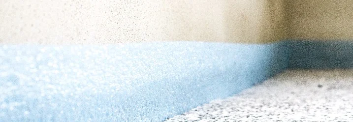 Blaue Dämmfolie an Zimmerecke